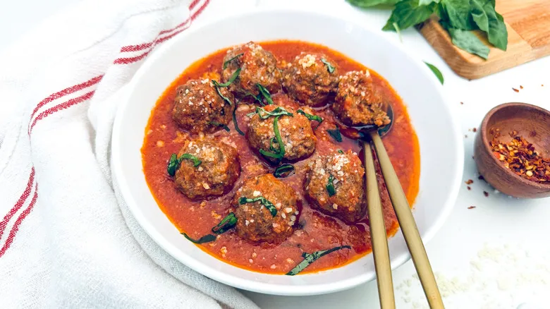 Albóndigas Italianas Clásicas: Receta Auténtica con Salsa Marinara Casera