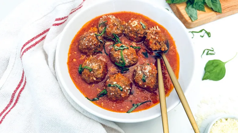 Albóndigas Italianas Clásicas: Receta Auténtica con Salsa Marinara Casera
