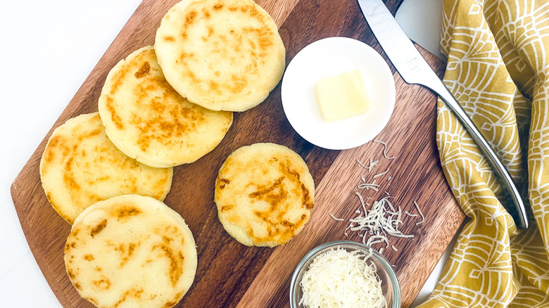 Arepas Rellenas de Queso: La Receta Perfecta y Tradicional para Disfrutar en Casa