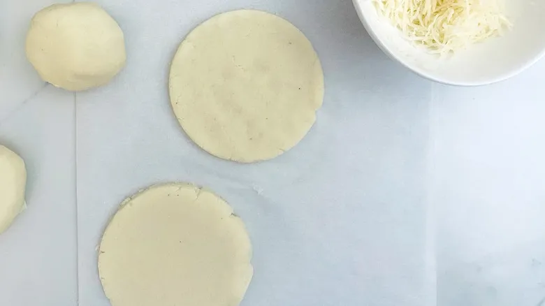 Arepas Rellenas de Queso: La Receta Perfecta y Tradicional para Disfrutar en Casa