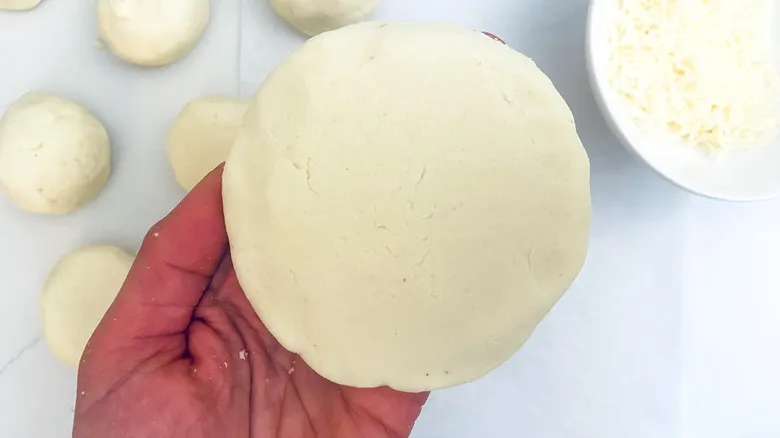 Arepas Rellenas de Queso: La Receta Perfecta y Tradicional para Disfrutar en Casa