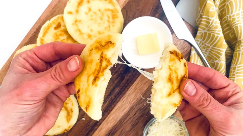 Arepas Rellenas de Queso: La Receta Perfecta y Tradicional para Disfrutar en Casa