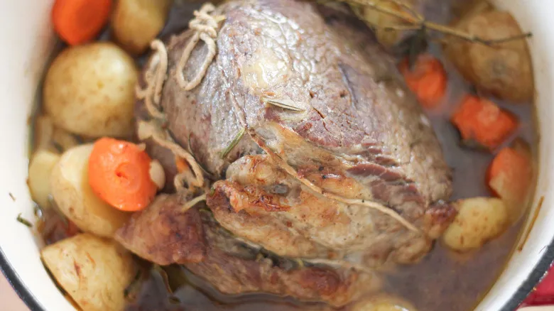 Asado de Olla de Res: La Receta Clásica Perfecta para un Domingo Familiar