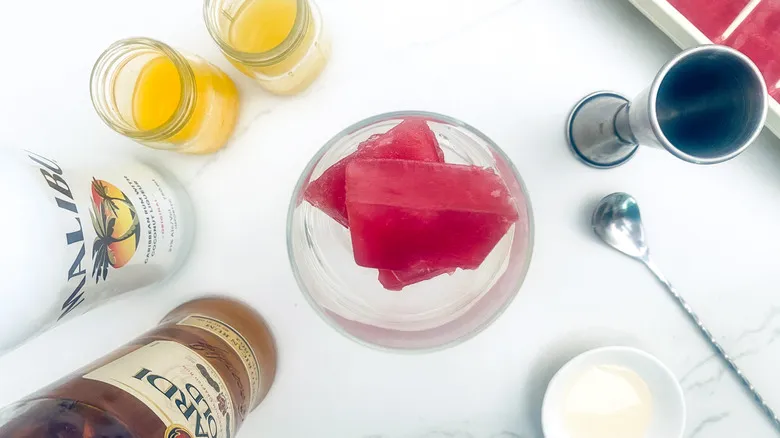 Bahama Mama: La Receta Definitiva del Cóctel Tropical Evergreen para Relajarse