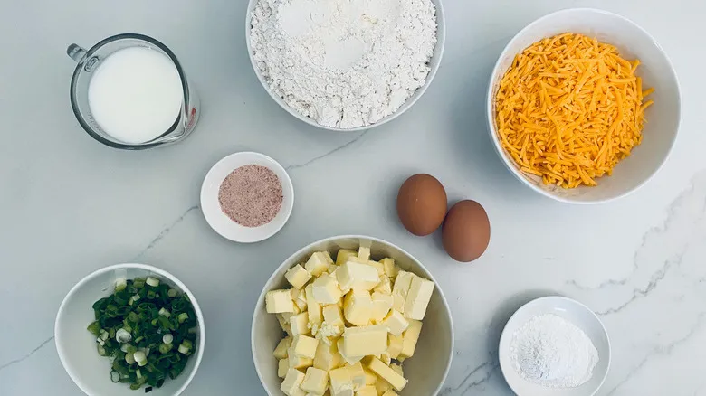 Biscuits de Cheddar y Cebollín: Receta Infalible para Bizcochos Hojaldrados y Deliciosos