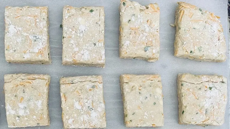 Biscuits de Cheddar y Cebollín: Receta Infalible para Bizcochos Hojaldrados y Deliciosos