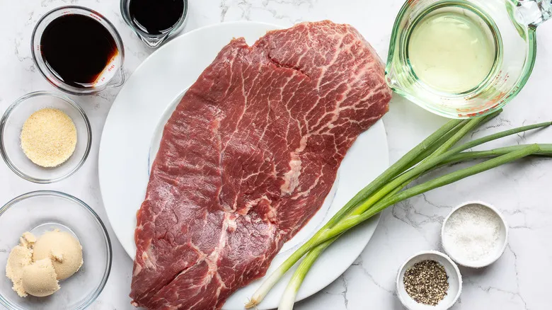 Bistec Flat Iron al Horno: Receta Fácil para un Platillo Jugoso y Tierno