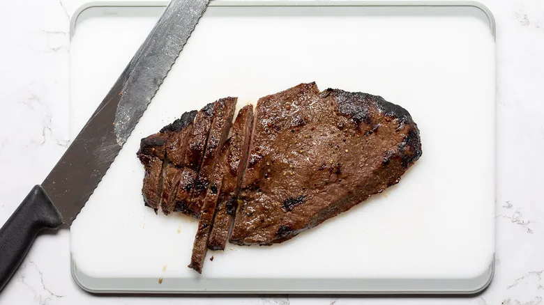 Bistec Flat Iron al Horno: Receta Fácil para un Platillo Jugoso y Tierno