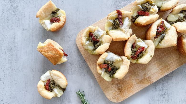 Bocaditos de Brie con Pesto: El Aperitivo Elegante y Fácil para Impresionar