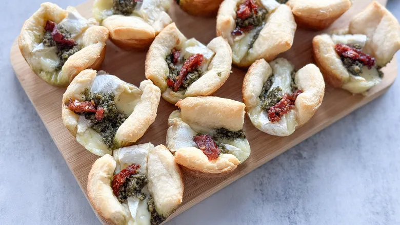 Bocaditos de Brie con Pesto: El Aperitivo Elegante y Fácil para Impresionar