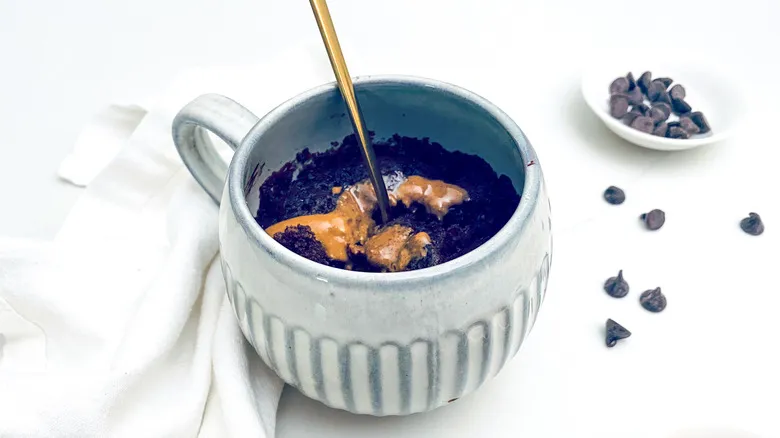 Brownie en Taza de Mantequilla de Almendras: Receta Fácil y Rápida para un Postre Individual Perfecto