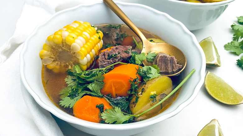 Caldo de Res Mexicano: Receta Reconfortante y Nutritiva para Revivir el Alma