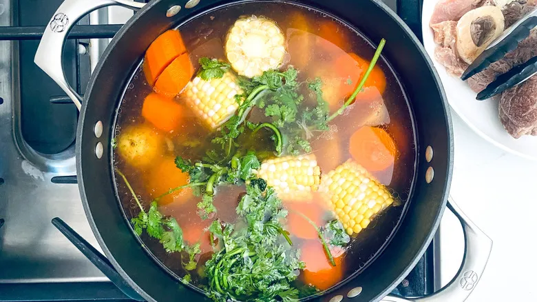 Caldo de Res Mexicano: Receta Reconfortante y Nutritiva para Revivir el Alma