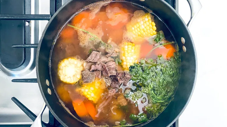 Caldo de Res Mexicano: Receta Reconfortante y Nutritiva para Revivir el Alma