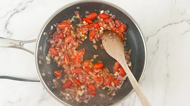 Camarones y Sémola Mediterráneos: La Fusión Culinaria Perfecta para tu Mesa