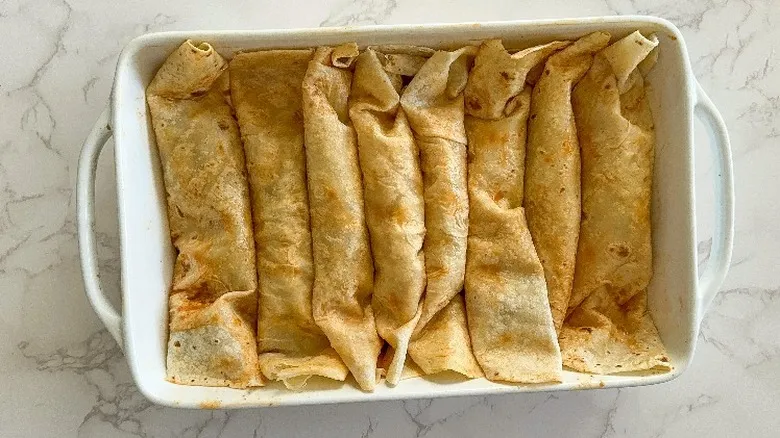 Cazuela de Enchiladas Veganas con Chorizo de Tofu: Sabor y Nutrición en Tu Mesa