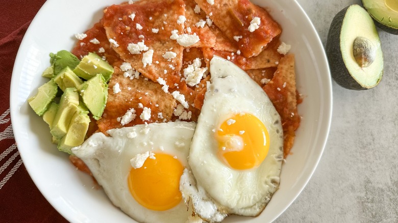 Chilaquiles Rápidos en 20 Minutos: Receta Fácil para Cenas Deliciosas entre Semana