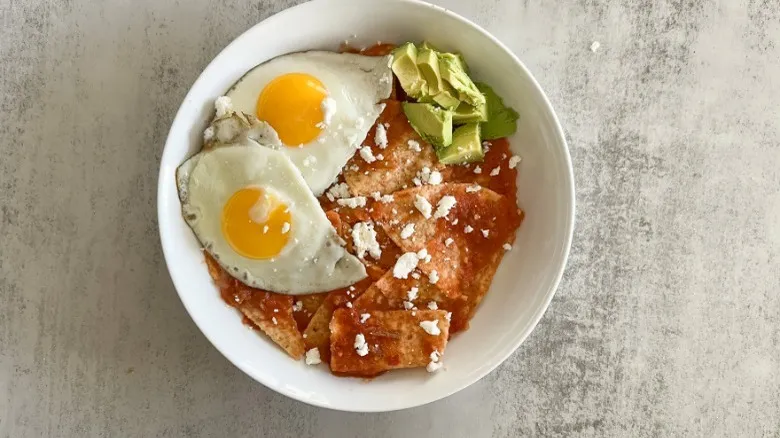Chilaquiles Rápidos en 20 Minutos: Receta Fácil para Cenas Deliciosas entre Semana