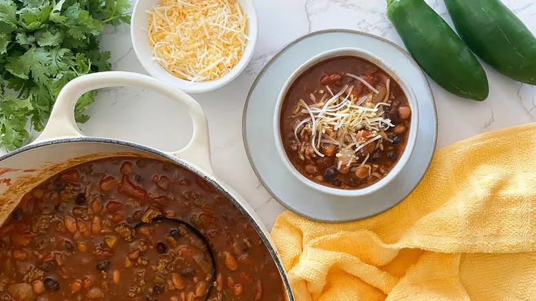 Chili Suroeste Auténtico: Receta Tradicional con Chiles Verdes y Frijoles