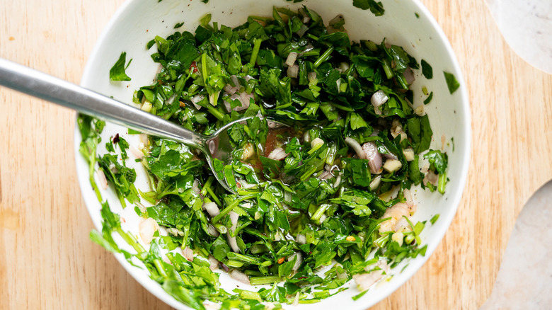 Chimichurri Casero: La Receta Más Fácil y Versátil para Realzar tus Platillos