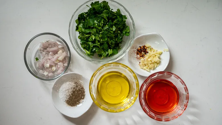 Chimichurri Casero: La Receta Más Fácil y Versátil para Realzar tus Platillos