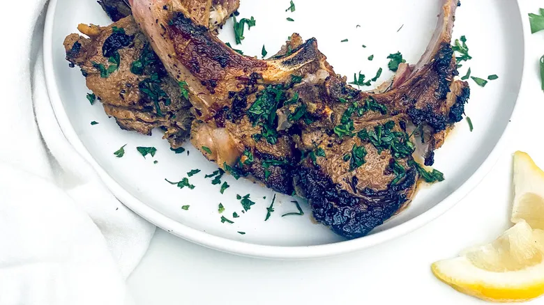 Chuletas de Cordero al Estilo Griego: Receta Fácil para un Sabor Inolvidable y Saludable