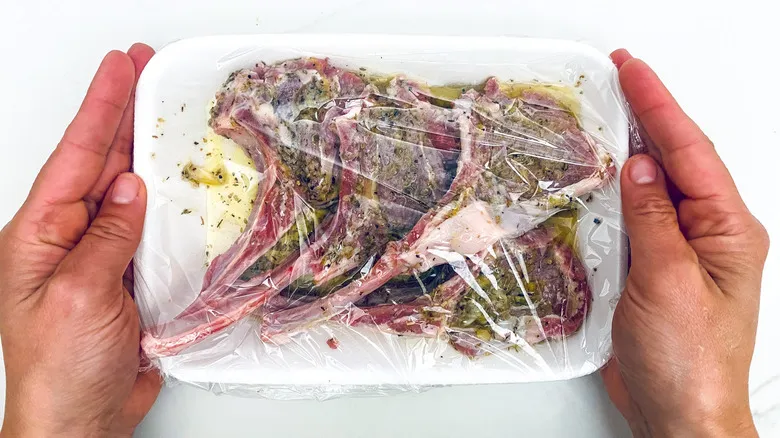 Chuletas de Cordero al Estilo Griego: Receta Fácil para un Sabor Inolvidable y Saludable