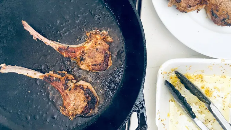 Chuletas de Cordero al Estilo Griego: Receta Fácil para un Sabor Inolvidable y Saludable
