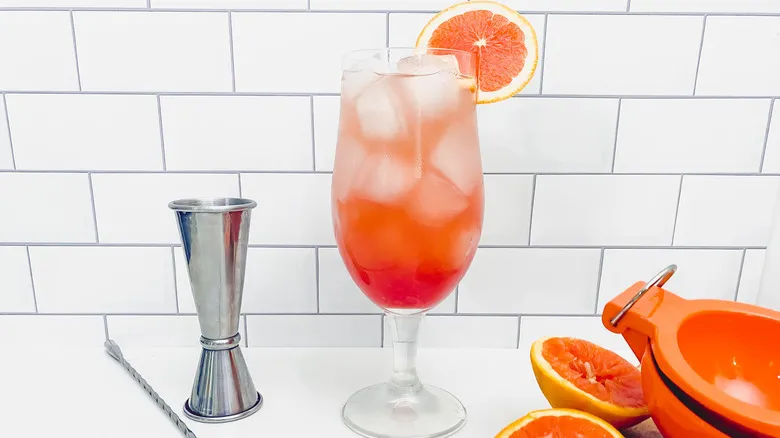 Cóctel Sex on the Beach Tropical: Receta Clásica con Toque de Maracuyá