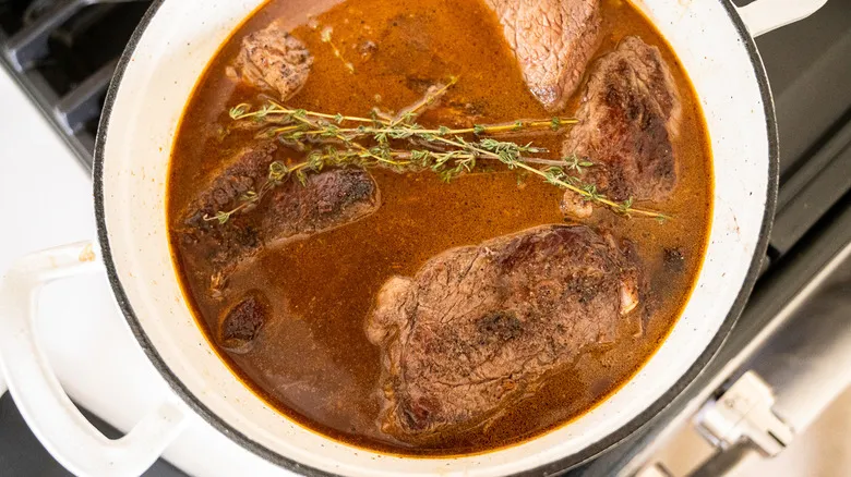 Costillas Cortas de Res al Vino Tinto: La Guía Definitiva para un Estofado Irresistible