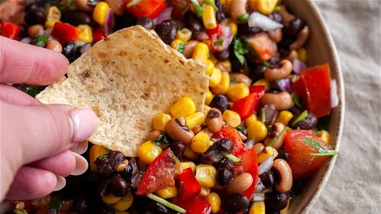 Cowboy Caviar: La Receta Fácil y Versátil para un Dip Fresco y Saludable