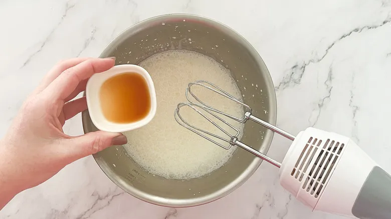 Receta de Crema Batida de Vainilla Casera: El Toque Perfecto y Fácil para Tus Postres