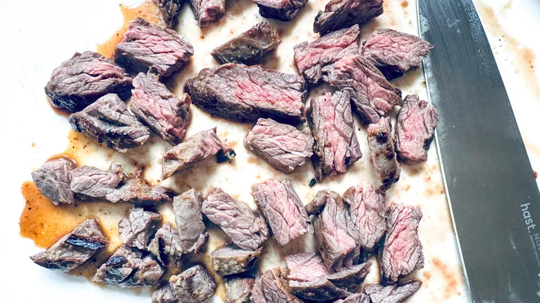 Dominando el Skillet: Bistec y Papas con Mantequilla de Ajo para Cualquier Ocasión