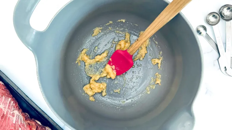 Dominando el Skillet: Bistec y Papas con Mantequilla de Ajo para Cualquier Ocasión