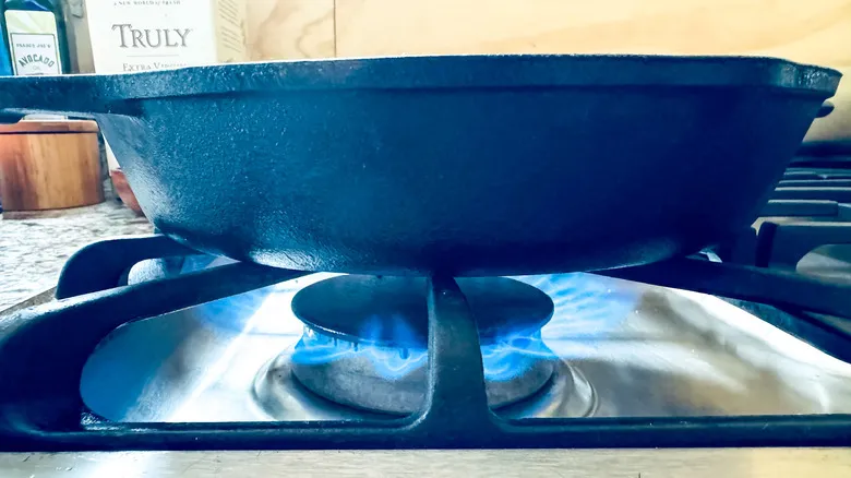 Dominando el Skillet: Bistec y Papas con Mantequilla de Ajo para Cualquier Ocasión