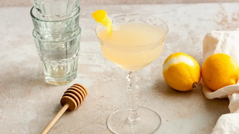 El Cóctel Bee's Knees: Receta Clásica e Historia de un Ícono de la Mixología