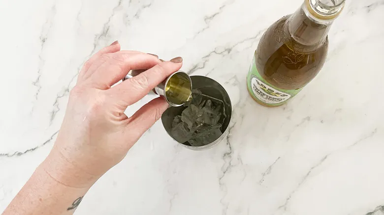 El Intenso Shot "Mordida de Serpiente": Despierta la Fiesta con Yukon Jack