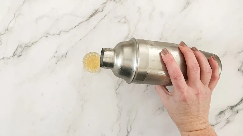 El Intenso Shot "Mordida de Serpiente": Despierta la Fiesta con Yukon Jack