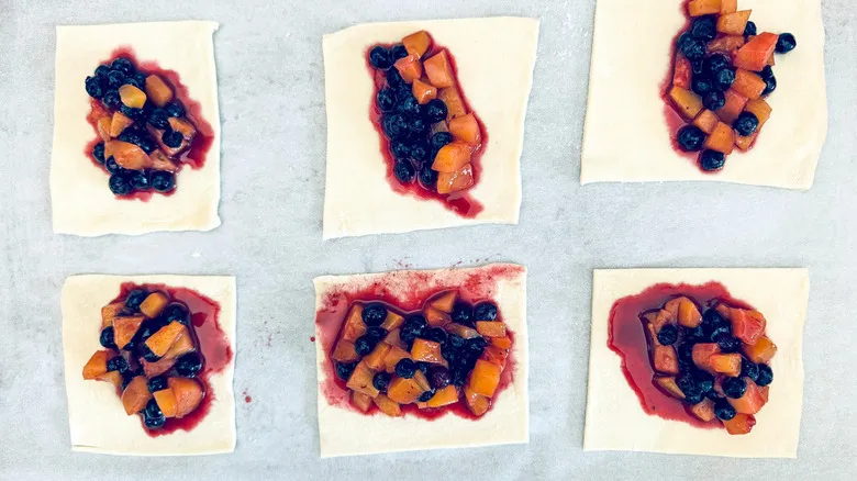 Empanaditas de Mano Caseras: Receta Fácil y Versátil con Relleno de Durazno y Arándano