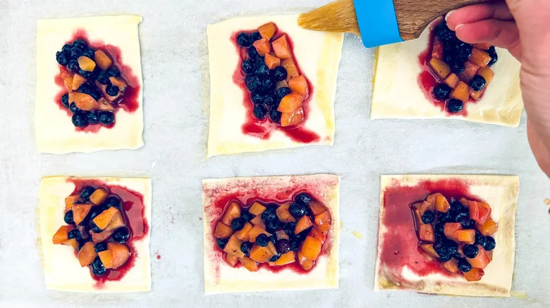 Empanaditas de Mano Caseras: Receta Fácil y Versátil con Relleno de Durazno y Arándano