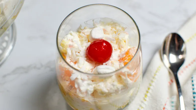 Ensalada Ambrosía: La Receta Clásica del Postre Sureño Americano Evergreen