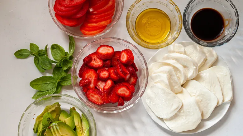 Ensalada Caprese Innovadora: Fresa y Aguacate, Una Fusión Fresca y Deliciosa