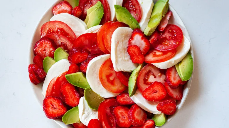 Ensalada Caprese Innovadora: Fresa y Aguacate, Una Fusión Fresca y Deliciosa