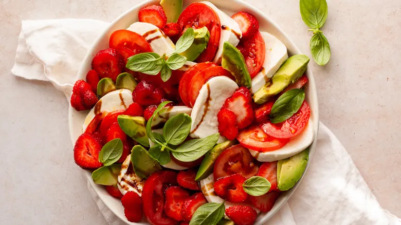 Ensalada Caprese Innovadora: Fresa y Aguacate, Una Fusión Fresca y Deliciosa