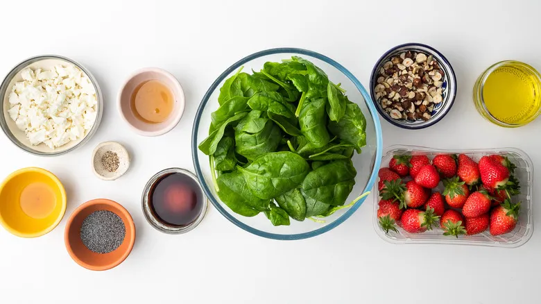 Ensalada de Espinaca y Fresa: Un Deleite Saludable y Refrescante para Cualquier Momento