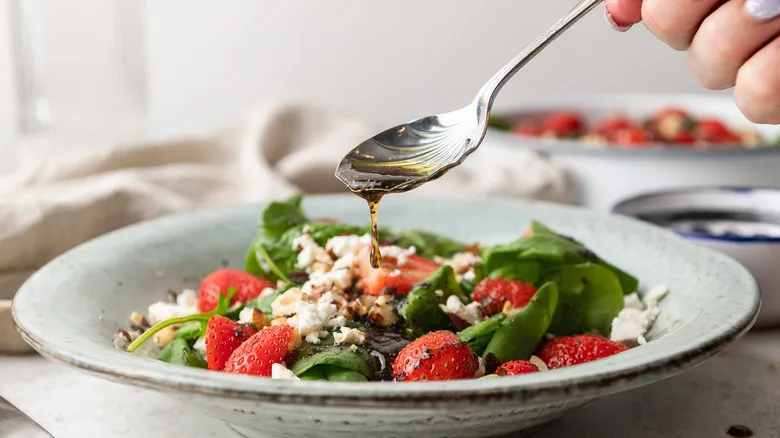 Ensalada de Espinaca y Fresa: Un Deleite Saludable y Refrescante para Cualquier Momento