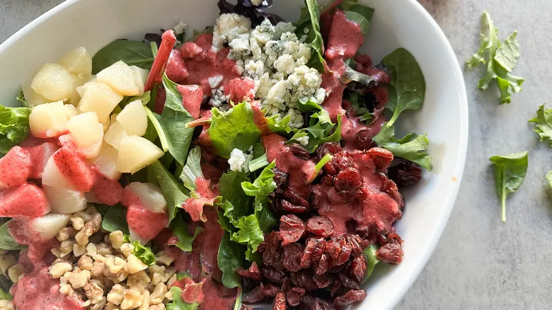 Ensalada de Otoño con Aderezo de Arándanos: Una Receta Evergreen para Sabores de Temporada