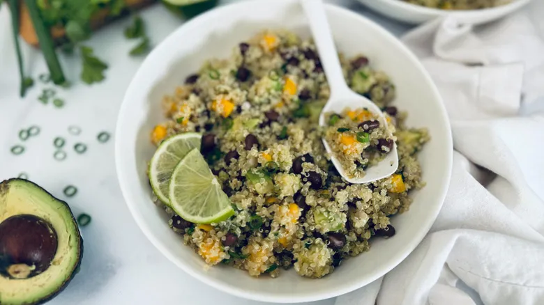 Ensalada de Quinoa, Mango y Aguacate: Receta Vegana Refrescante y Nutritiva