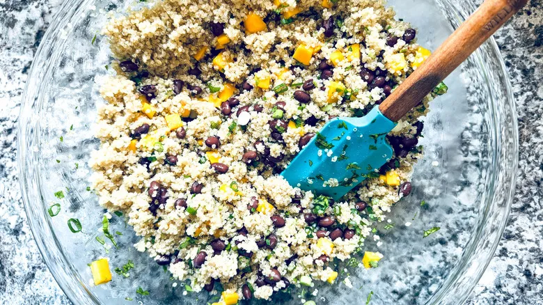 Ensalada de Quinoa, Mango y Aguacate: Receta Vegana Refrescante y Nutritiva