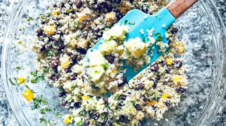 Ensalada de Quinoa, Mango y Aguacate: Receta Vegana Refrescante y Nutritiva